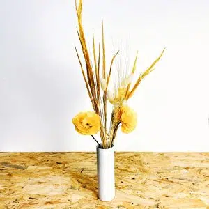 Alternative view of Flores Secas + Florero
