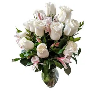 Alternative view of Florero 12 rosas blancas