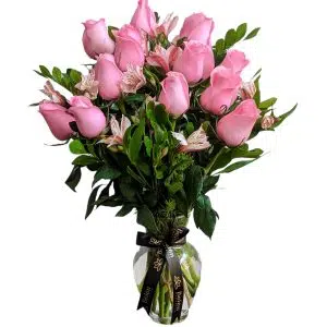 Florero de vidrio con 12 rosas rosadas
