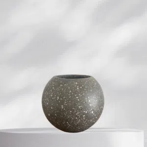 Alternative view of Maceta esfera de terrazo negro + planta | 22 cm
