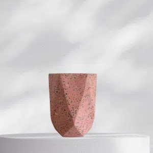 Alternative view of Maceta vaso geométrico de terrazo rosado + planta | 28 cm