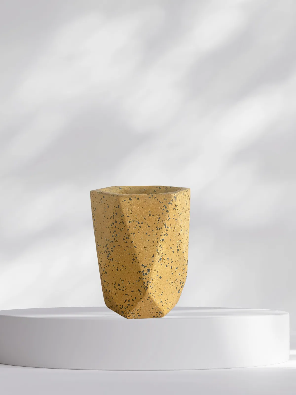 Maceta vaso geométrico de terrazo amarillo + planta | 28 cm - Imagen 2