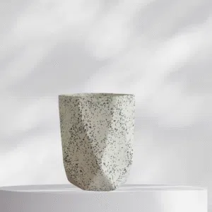 Alternative view of Maceta vaso geométrico de terrazo blanco + planta | 28 cm