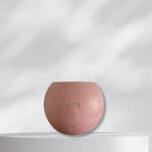 Alternative view of Maceta esfera de terrazo rosado + planta | 22 cm