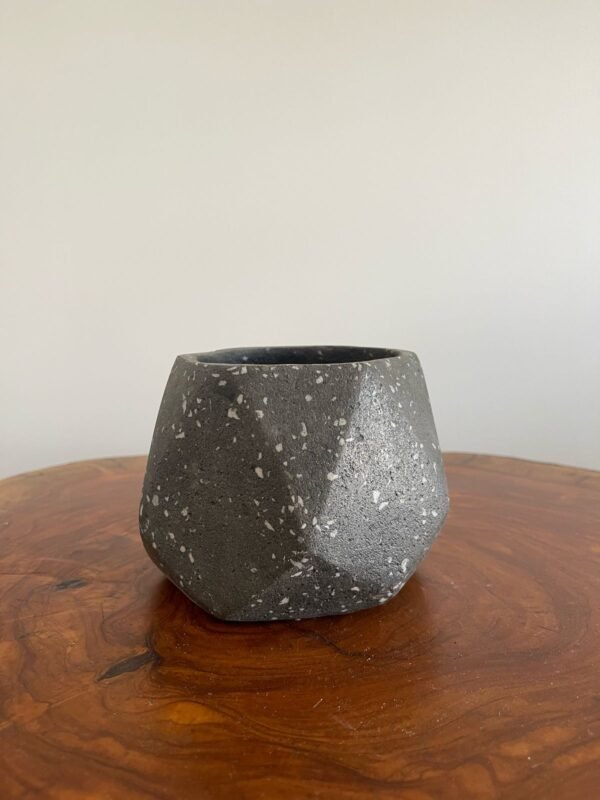 Maceta base geométrica de terrazo negro + planta | 22 cm - Imagen 2