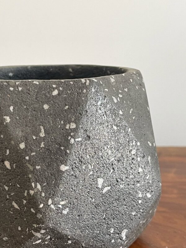 Maceta base geométrica de terrazo negro + planta | 22 cm - Imagen 4