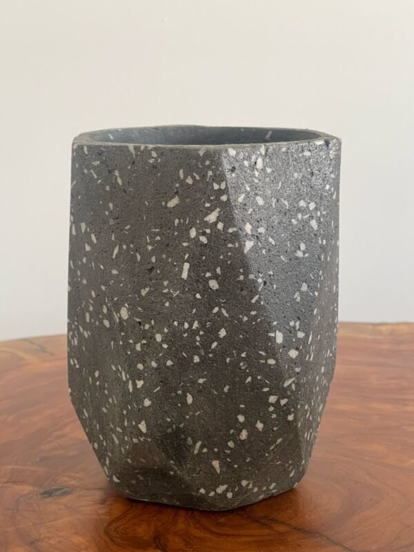 Maceta vaso geométrico de terrazo negro + planta | 28 cm - Imagen 2
