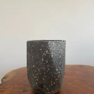 Maceta vaso geométrico de terrazo negro + planta | 28 cm