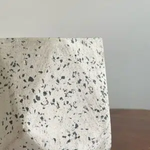 Alternative view of Maceta base geométrica de terrazo blanco + planta | 22 cm