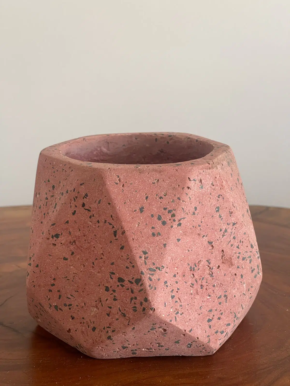 Maceta base geométrica de terrazo rosada + planta | 22 cm