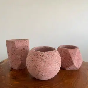 Alternative view of Maceta base geométrica de terrazo rosada + planta | 22 cm