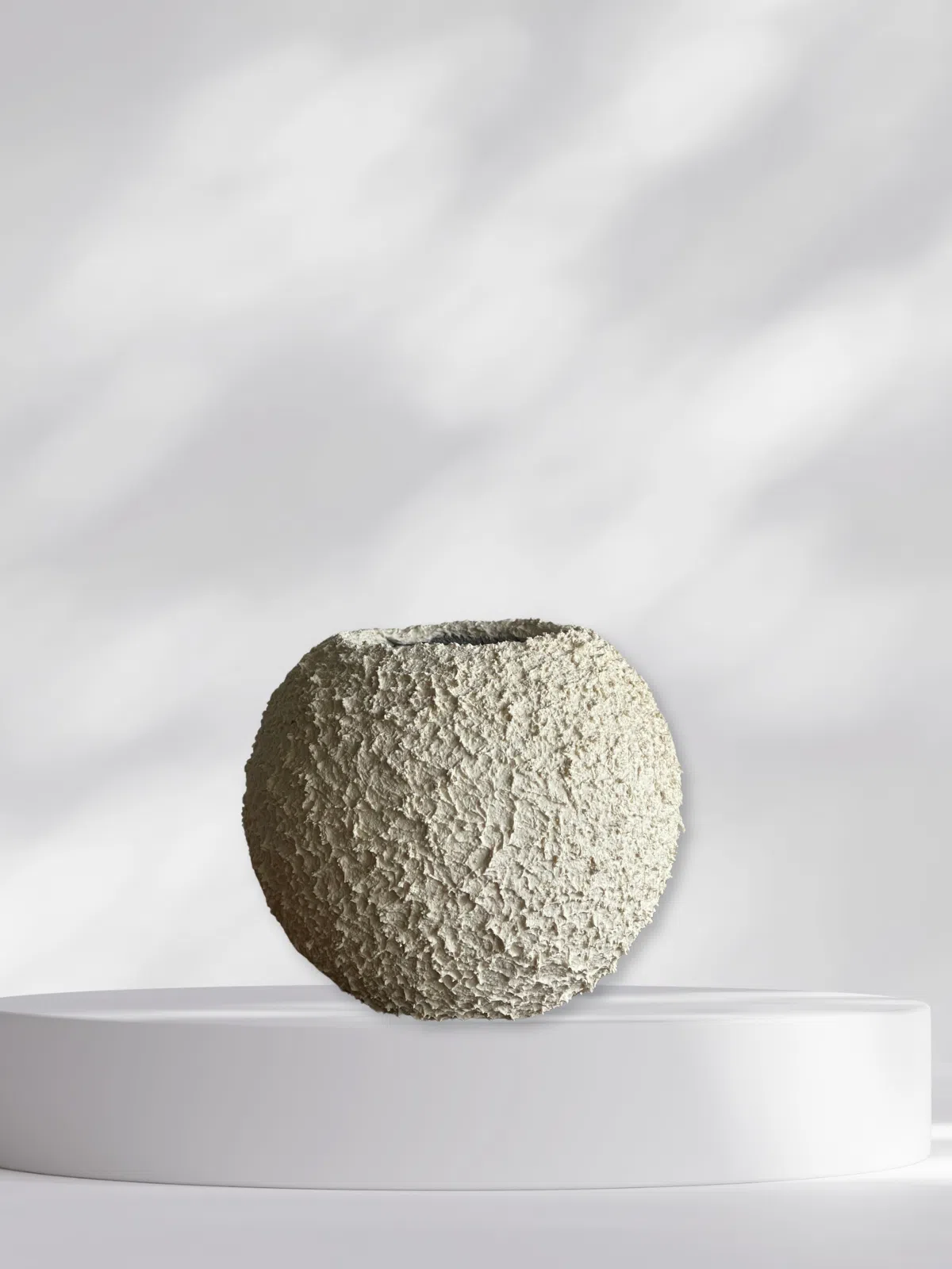 Maceta Esfera texturizada beige + planta | 22 cm - Imagen 4